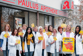 Das Team der Paulus Apotheke Saarbrücken vor der Apotheke mit Zetteln für die Aktion Radio Salue Sternenregen in der Hand