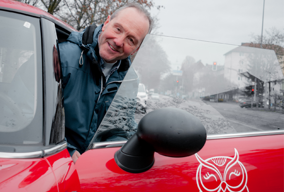 Der Botendienstfahrer der Paulus Apotheke beim Aussteigen aus seinem Fahrzeug