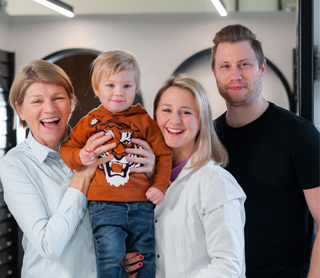 Familie der Apothekerin Eva Gabriel mit Ihrem Mann, Sohn und Mutter