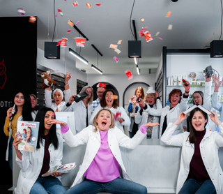 Teambild der Paulus Apotheke mit witzigen Gesichtern