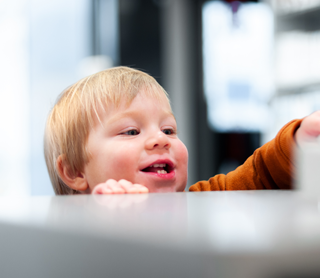 Kind schaut über die Theke