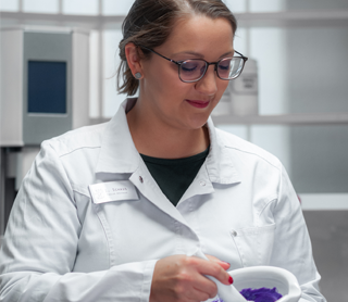 Mitarbeiterin der Paulus Apotheke beim Salben rühren